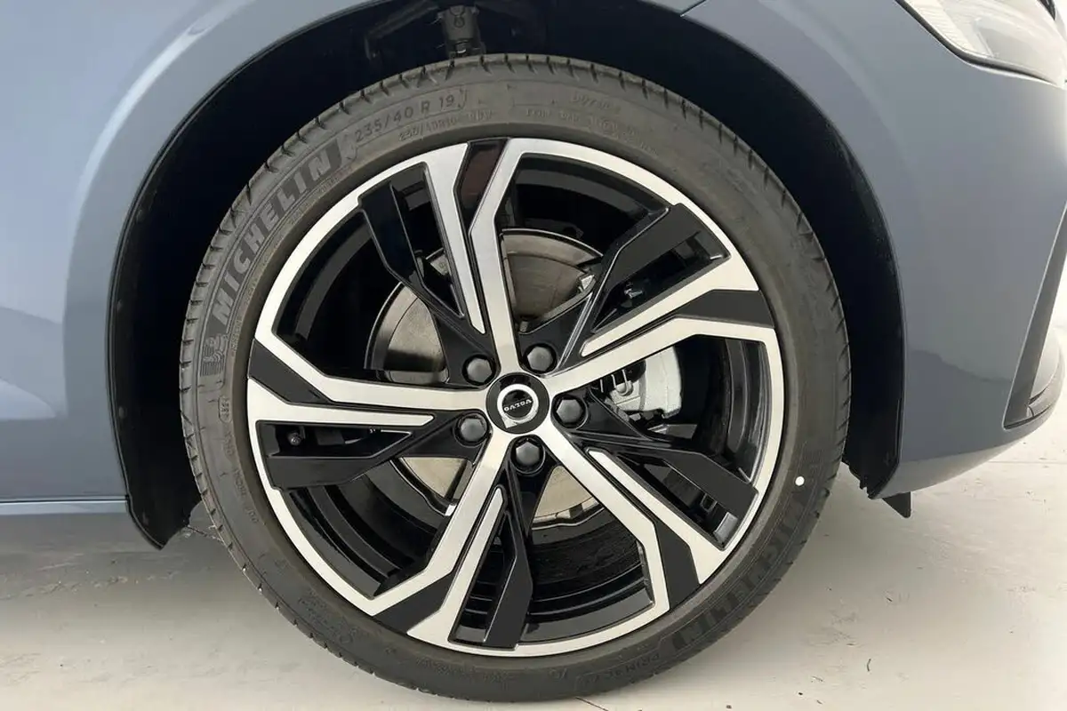 2025-volvo-v60-20-b4-plus-station-wagon-big-4