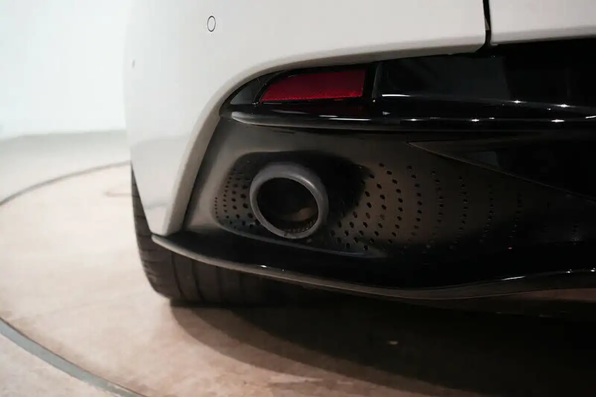 2022-aston-martin-db11-40-v8-527bhp-big-16