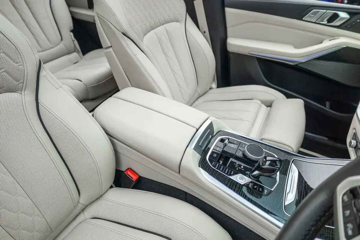 2020-bmw-x7-30td-m50d-big-13