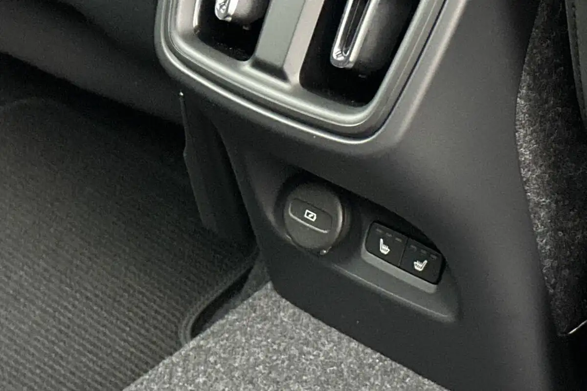 2024-volvo-xc40-20-b3-plus-big-29