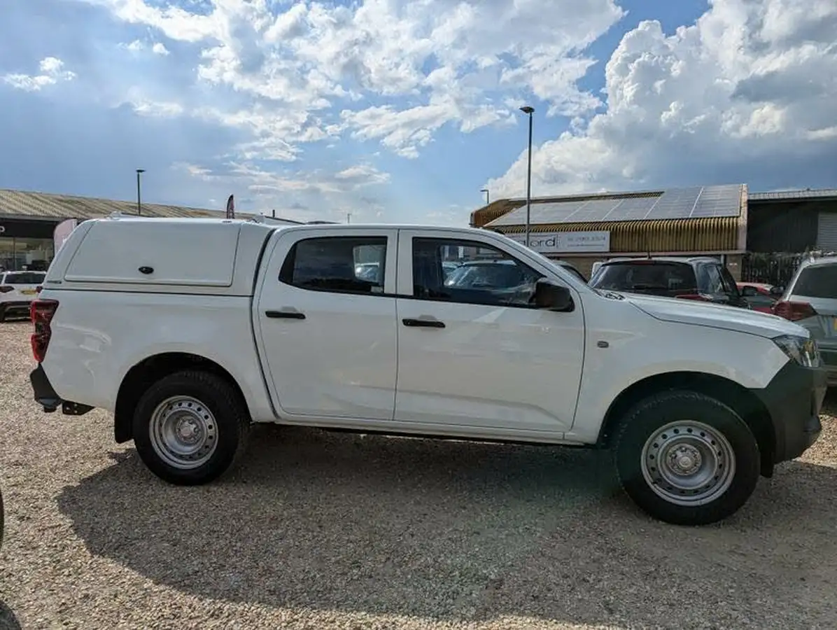 2025-isuzu-d-max-19td-dl40-big-4