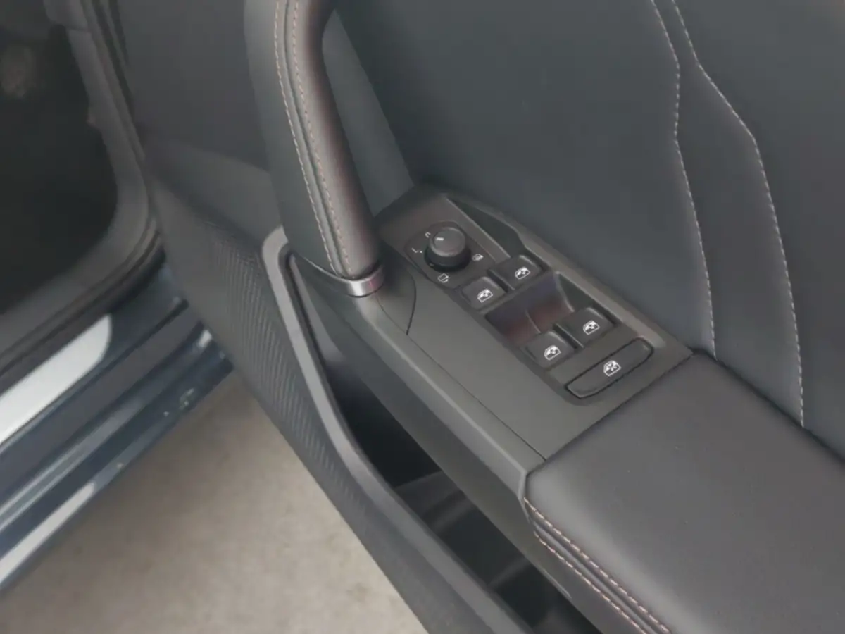 2018-mini-cooper-15-cooper-series-ii-chilinav-plusss-hatchback-3d-big-11