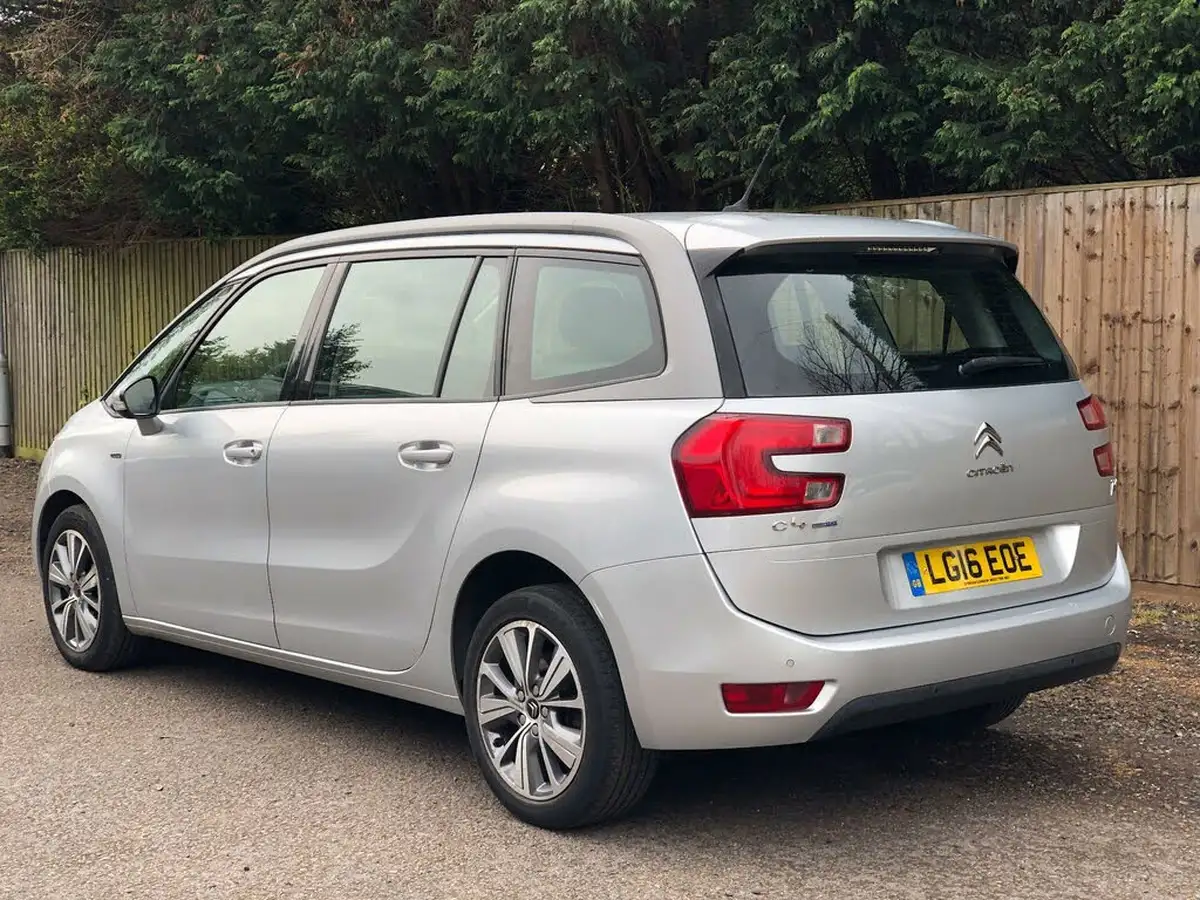 2016-citroen-grand-c4-picasso-16bluehdi-exclusive-eat6-big-8