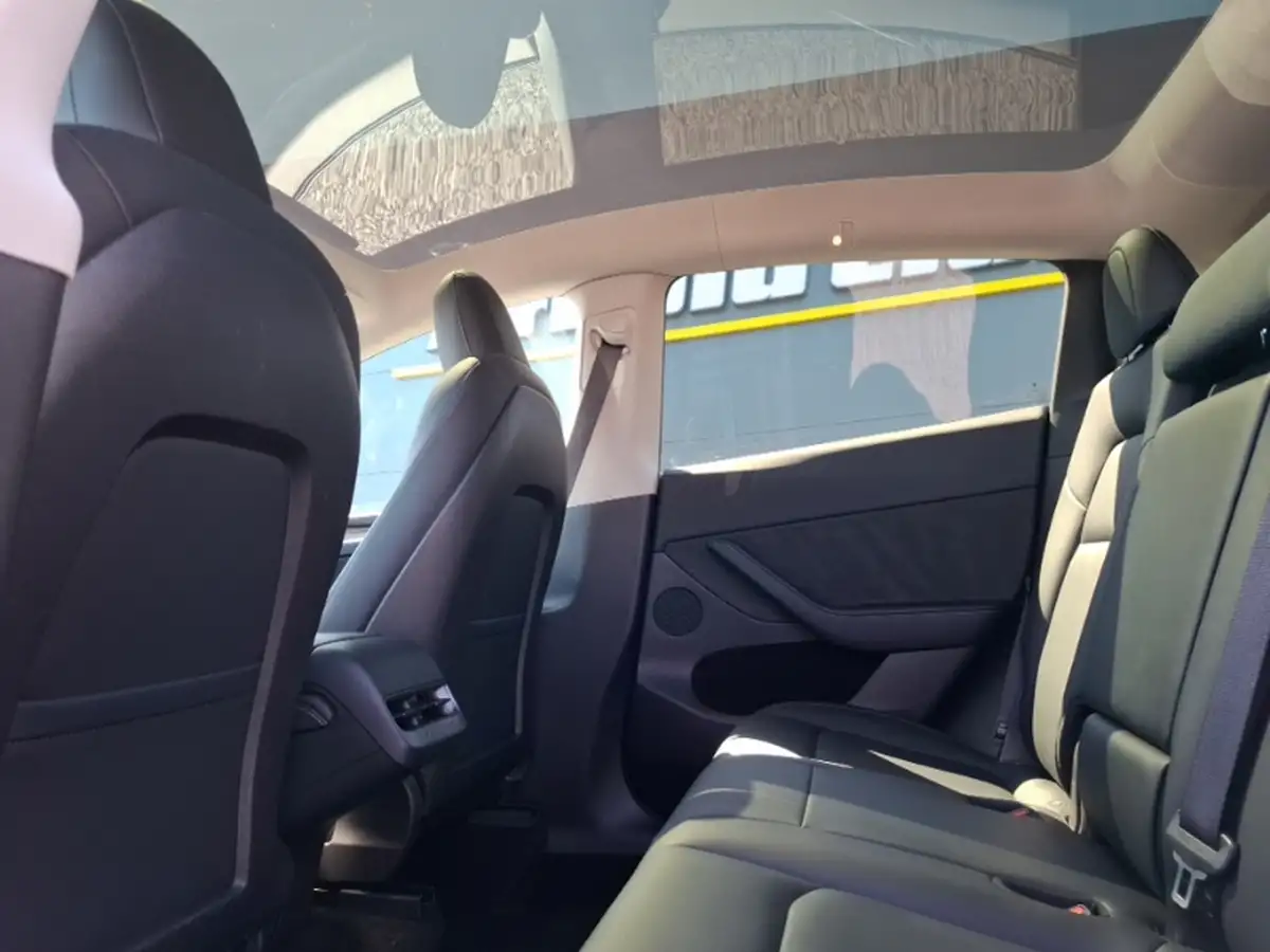 2022-tesla-model-y-e-long-range-big-5