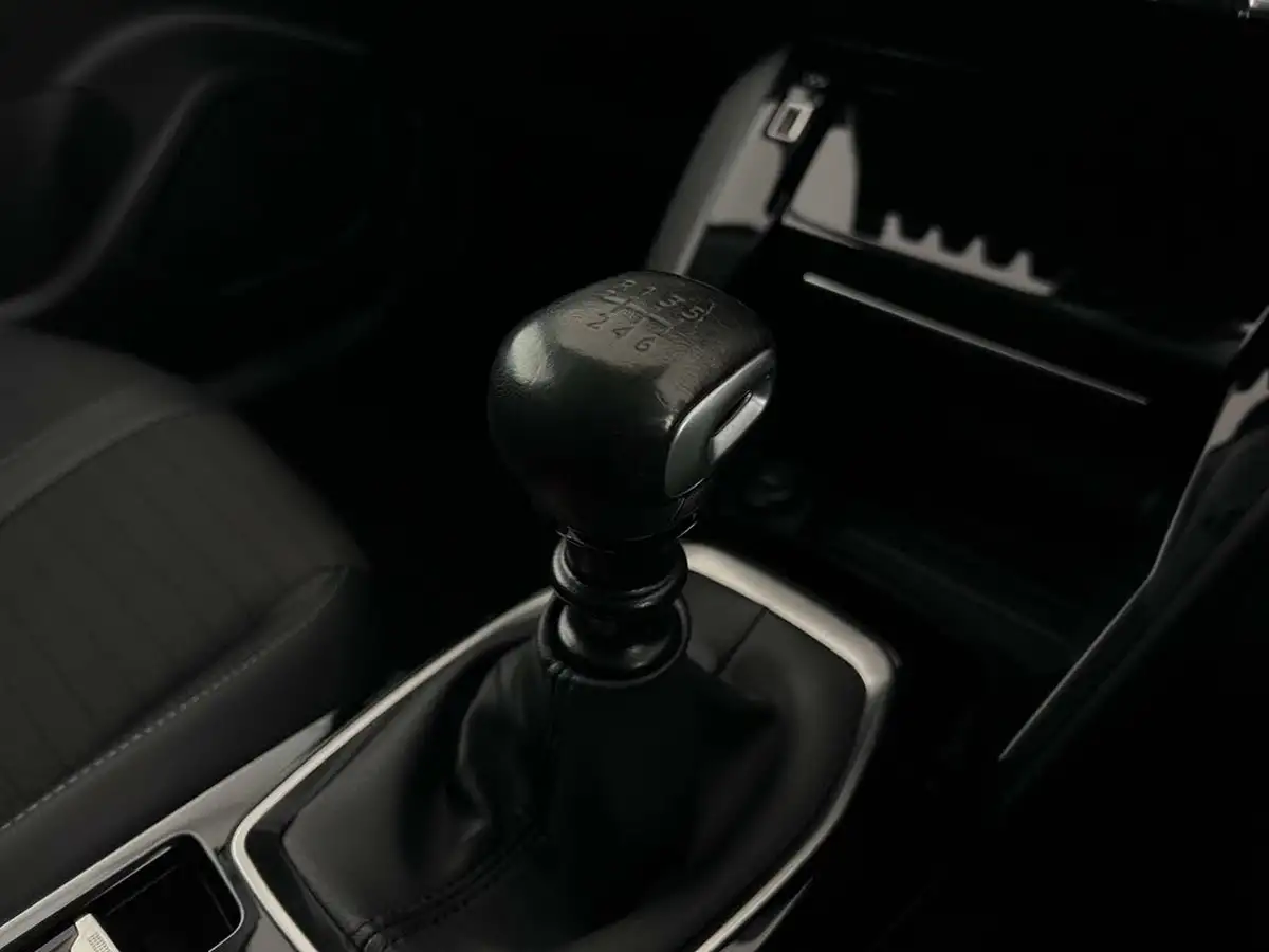 2021-peugeot-2008-suv-12-puretech-allure-100bhp-big-32