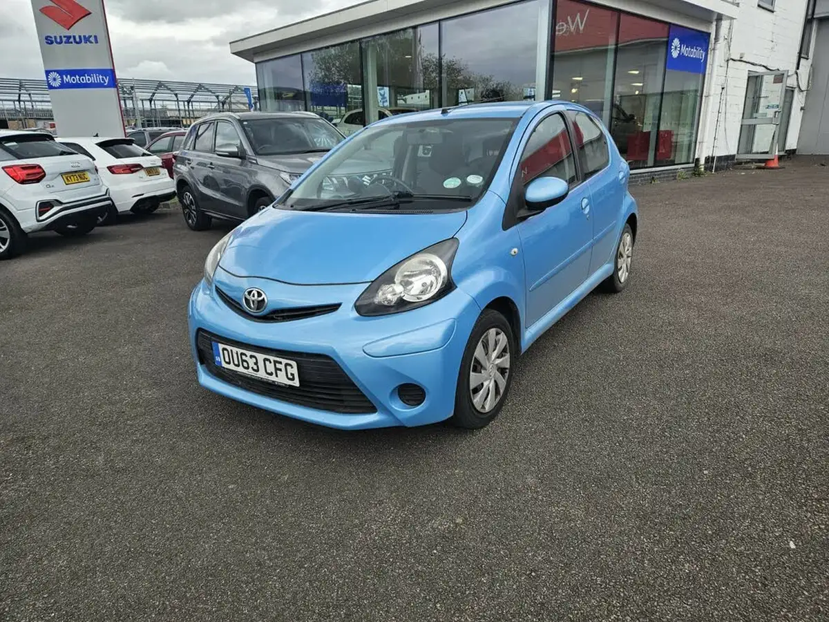 2013-toyota-aygo-10-move-5d-big-2