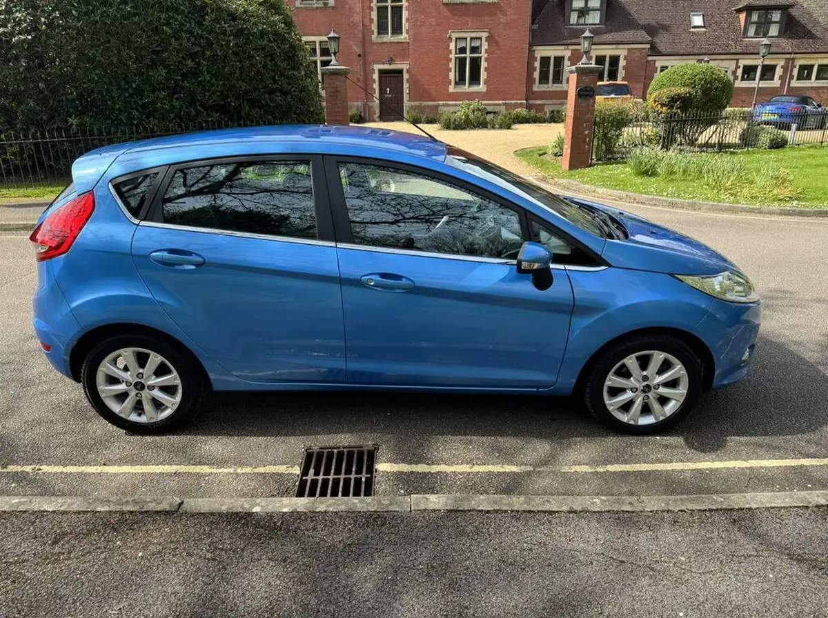 2009-ford-fiesta-125-zetec-5d-big-9