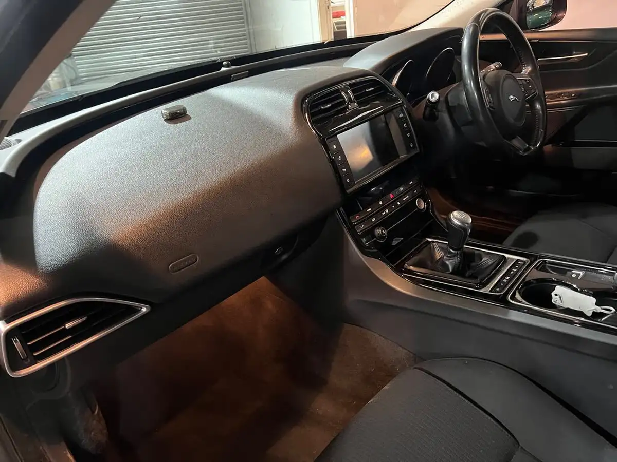 2015-jaguar-xe-20td-se-163ps-big-9