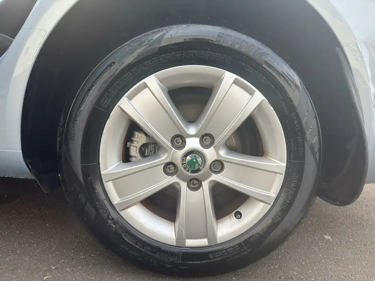 2011-skoda-octavia-16-se-hatchback-big-35