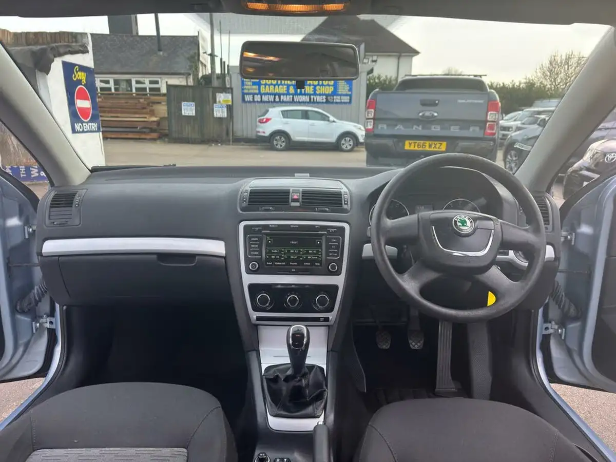 2011-skoda-octavia-16-se-hatchback-big-7