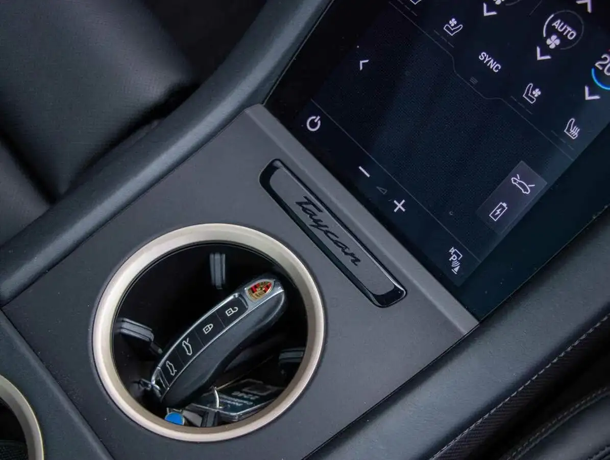 2020-porsche-taycan-e-turbo-s-big-24