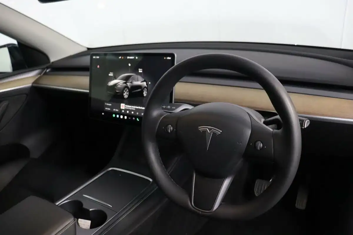 2022-tesla-model-y-e-long-range-big-13