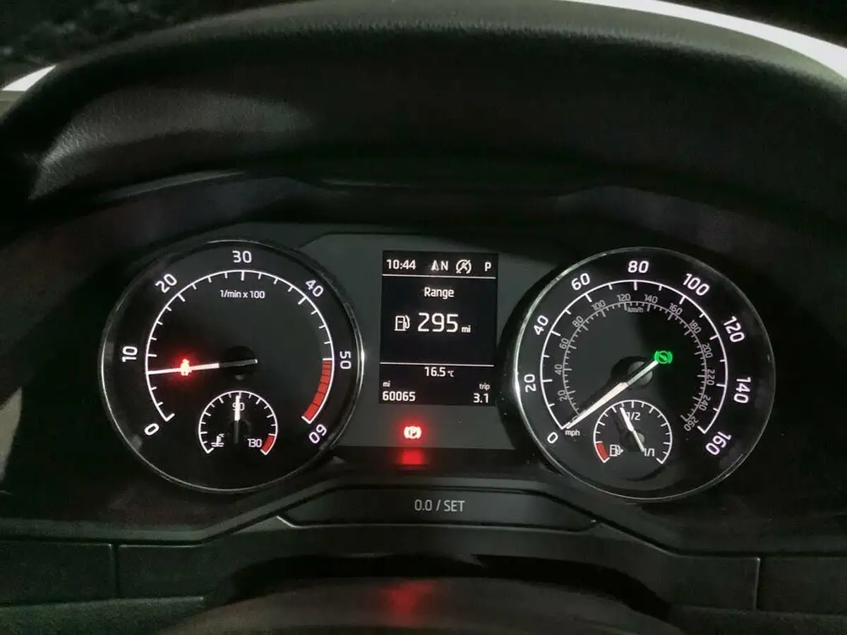 2016-skoda-superb-20tdi-se-l-executive-hatchback-dsg-big-18