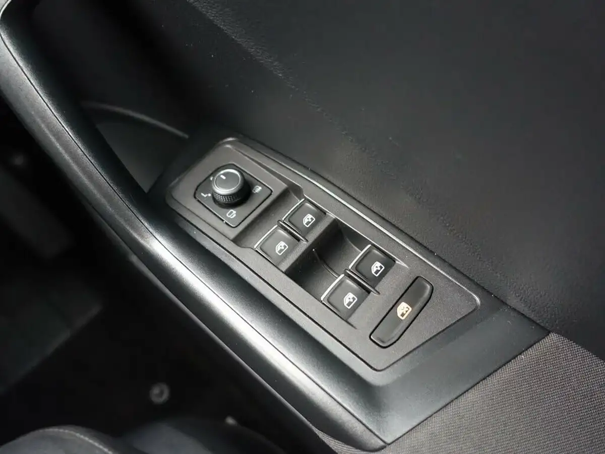 2020-volkswagen-t-roc-15-tsi-se-dsg-big-38