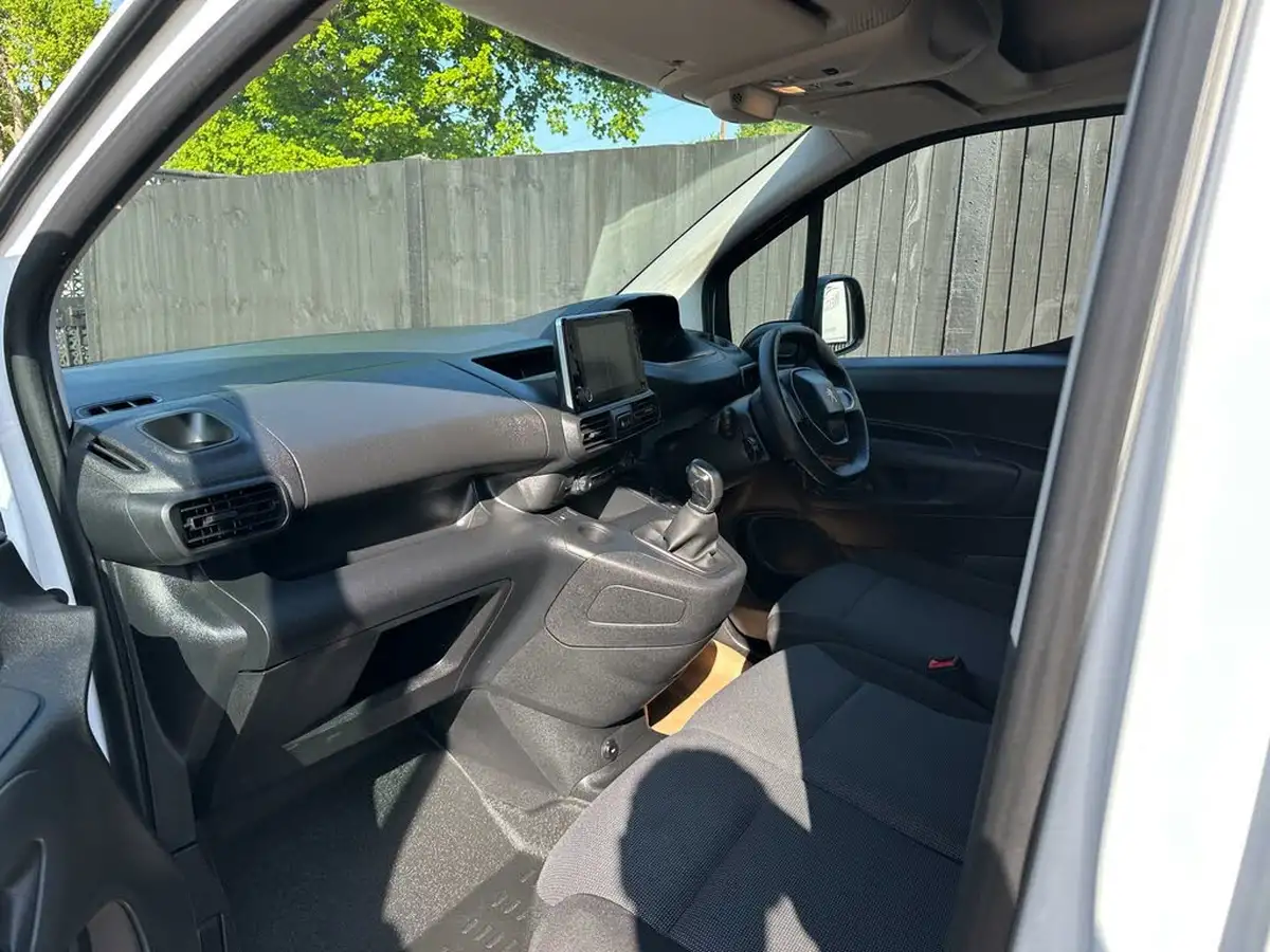 2019-peugeot-partner-16bluehdi-1000-professional-big-18