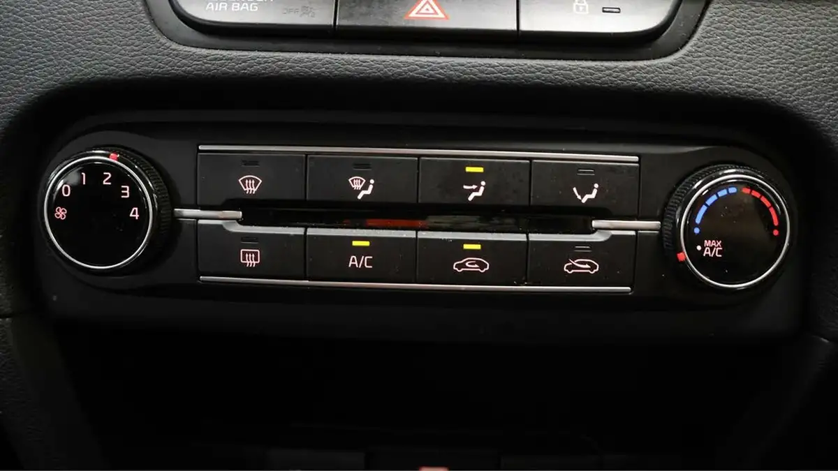 2023-kia-ceed-15-t-gdi-2-158bhp-hatchback-big-11