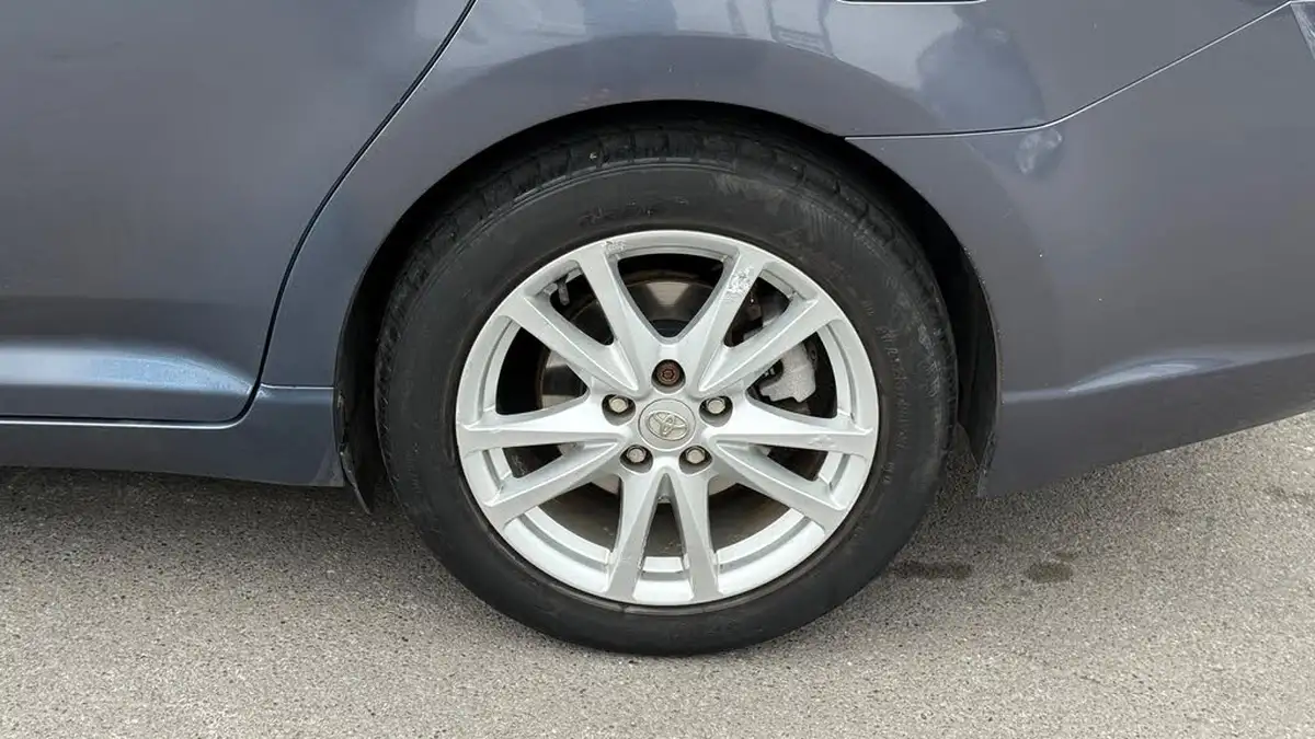 2010-toyota-avensis-big-19