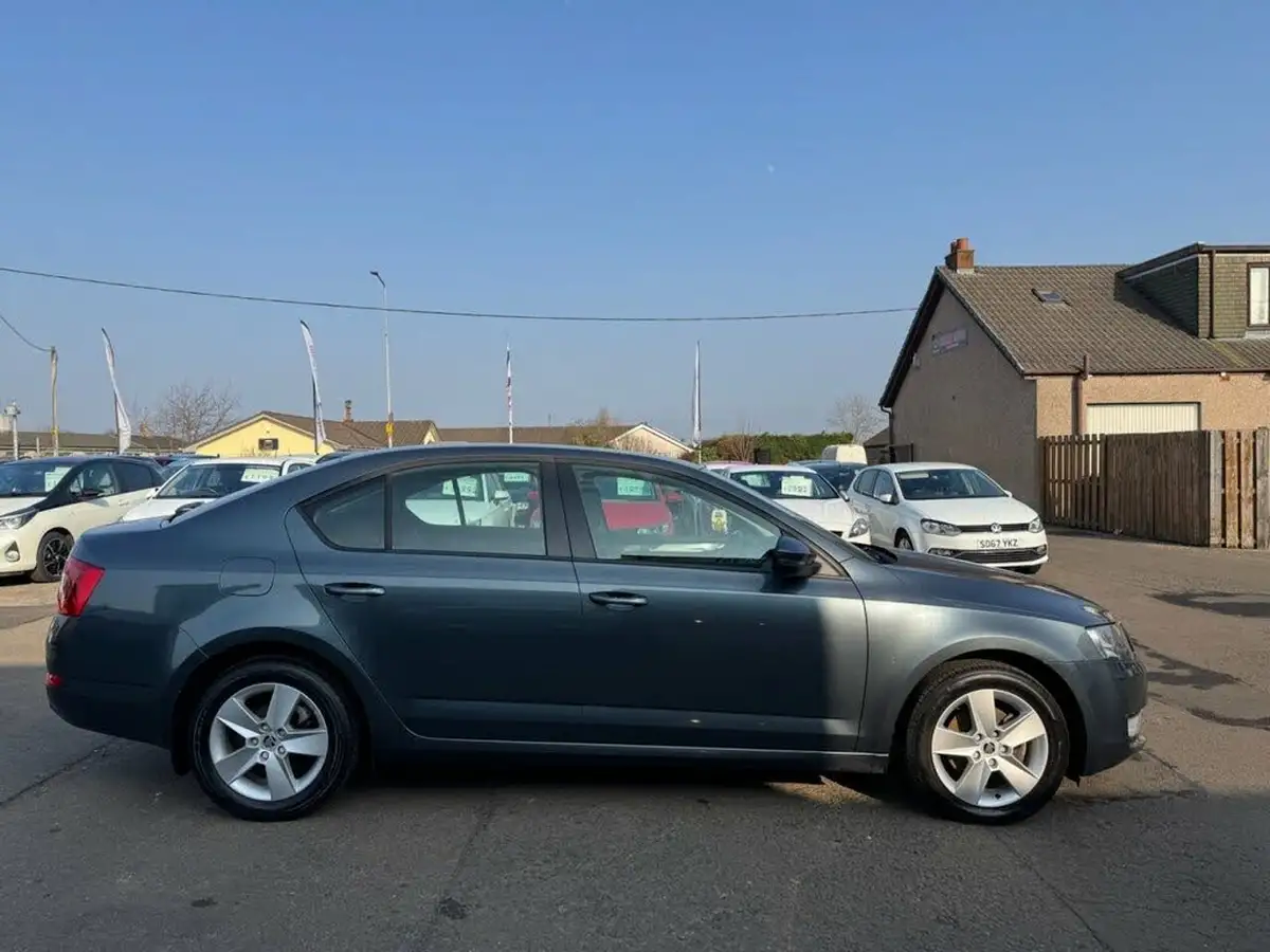 2014-skoda-octavia-20tdi-se-hatchback-big-7