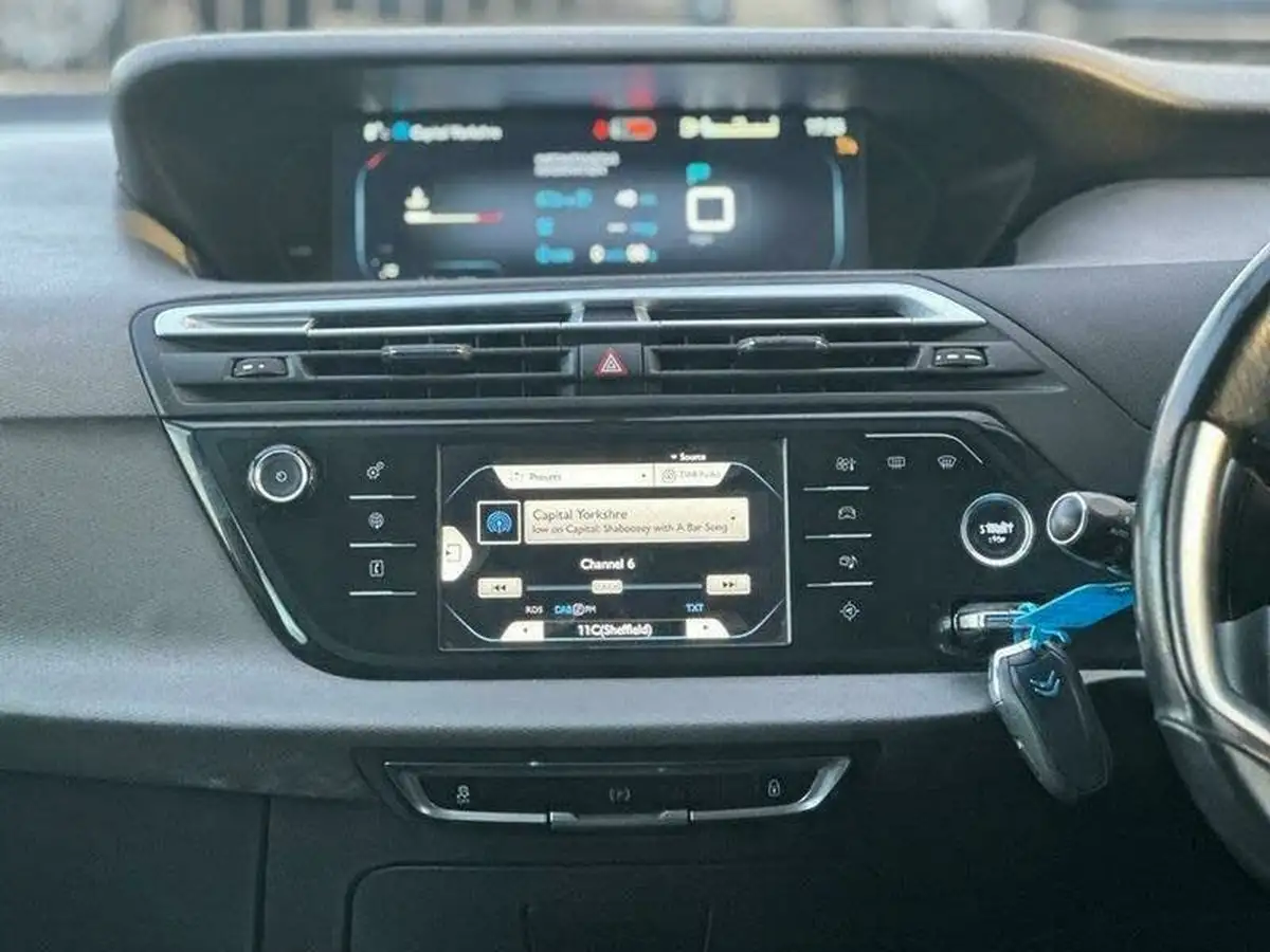 2016-citroen-grand-c4-picasso-16bluehdi-exclusive-eat6-big-46