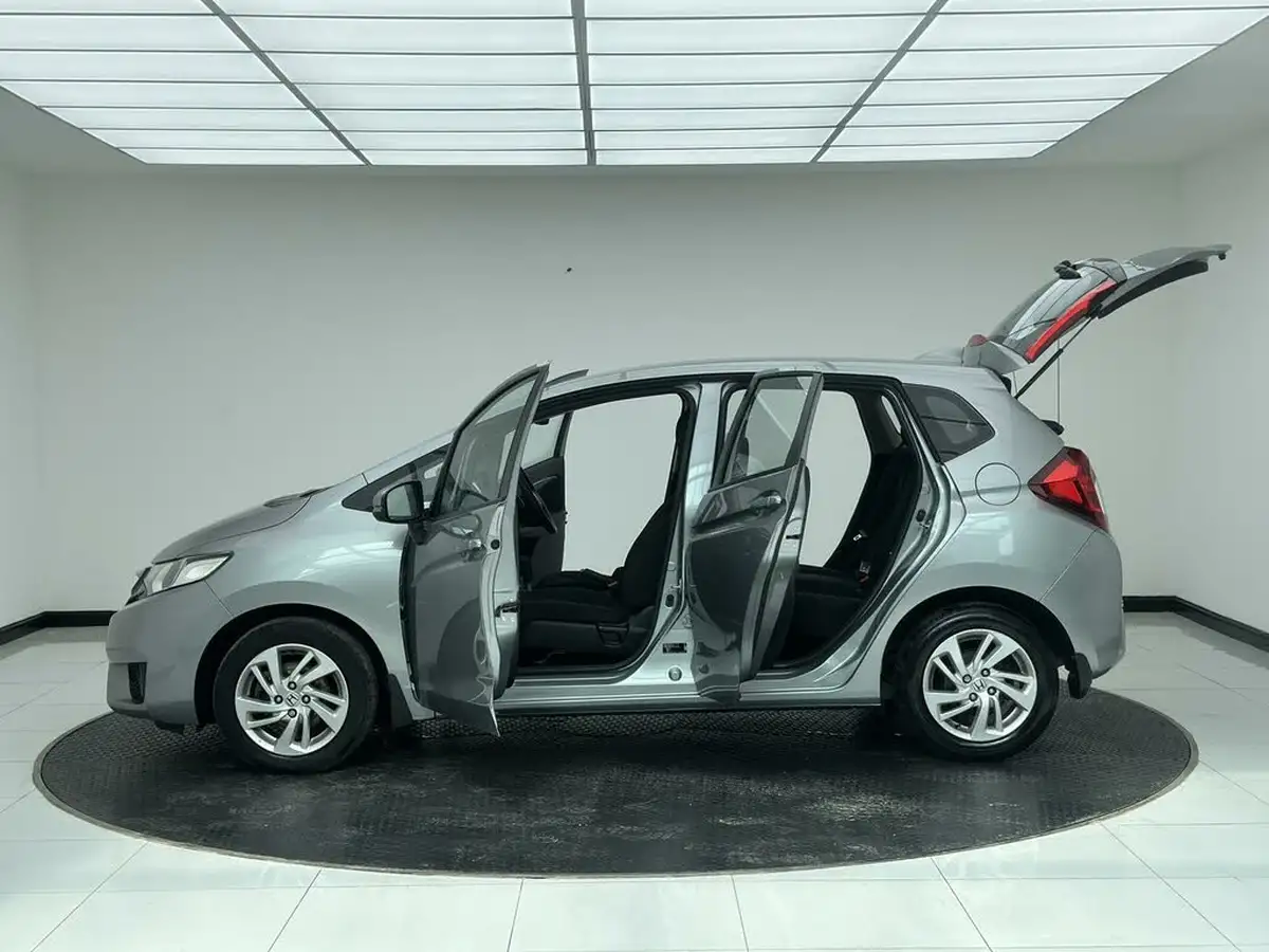 2015-honda-jazz-13-i-vtec-se-cvt-big-9