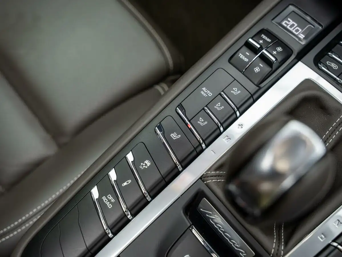 2021-porsche-macan-29-turbo-big-23
