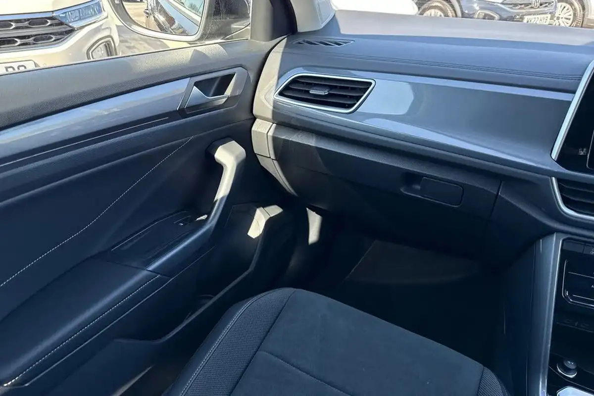 2022-volkswagen-t-roc-10-tsi-style-hatchback-5d-big-18