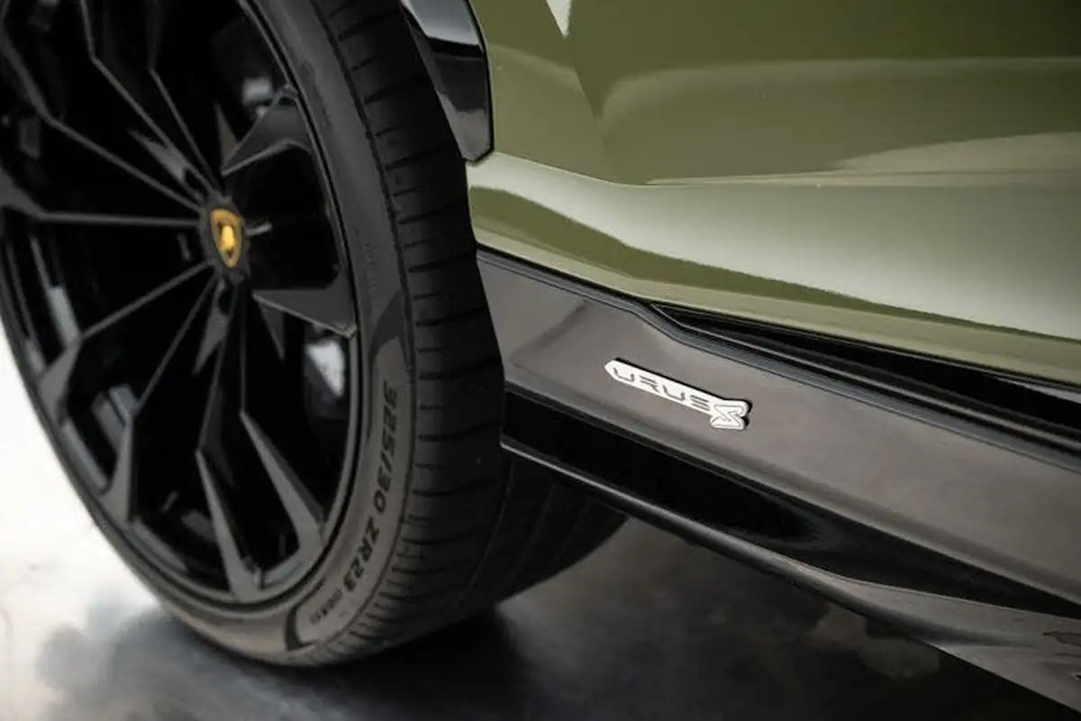 2024-lamborghini-urus-40-no-trim-big-18