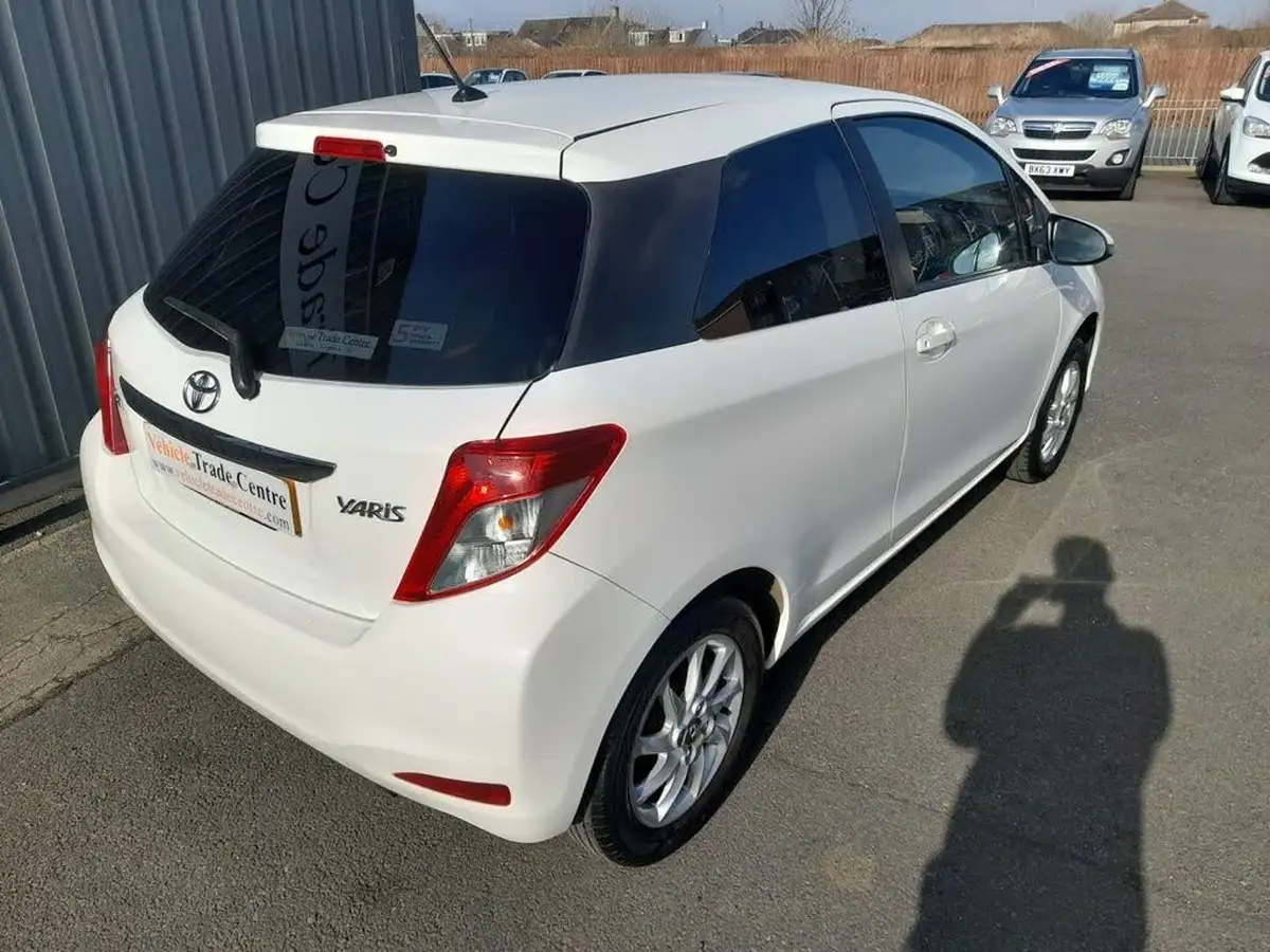 2013-toyota-yaris-10-edition-3d-big-5