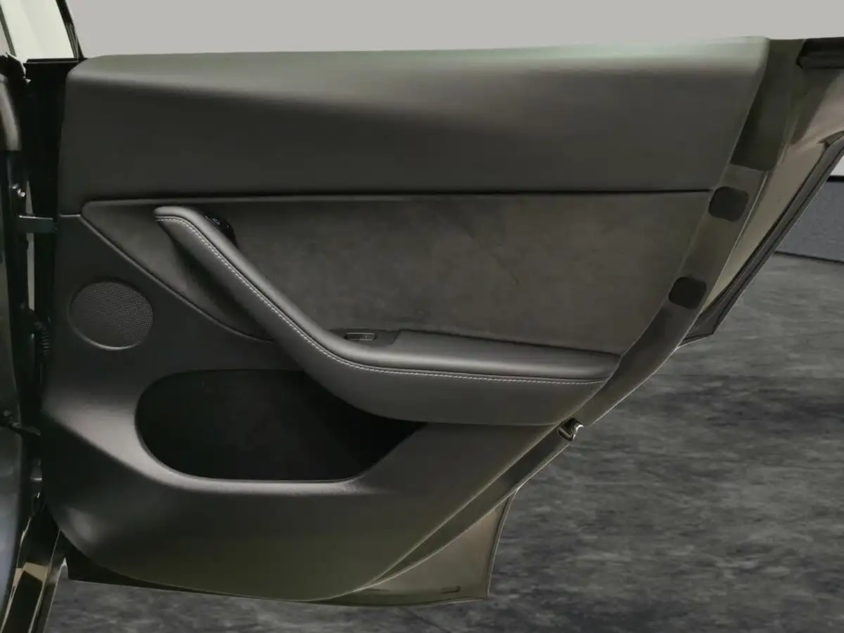 2022-tesla-model-y-e-long-range-big-40