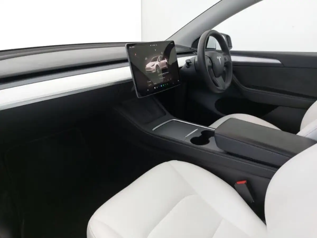 2022-tesla-model-y-e-long-range-big-4