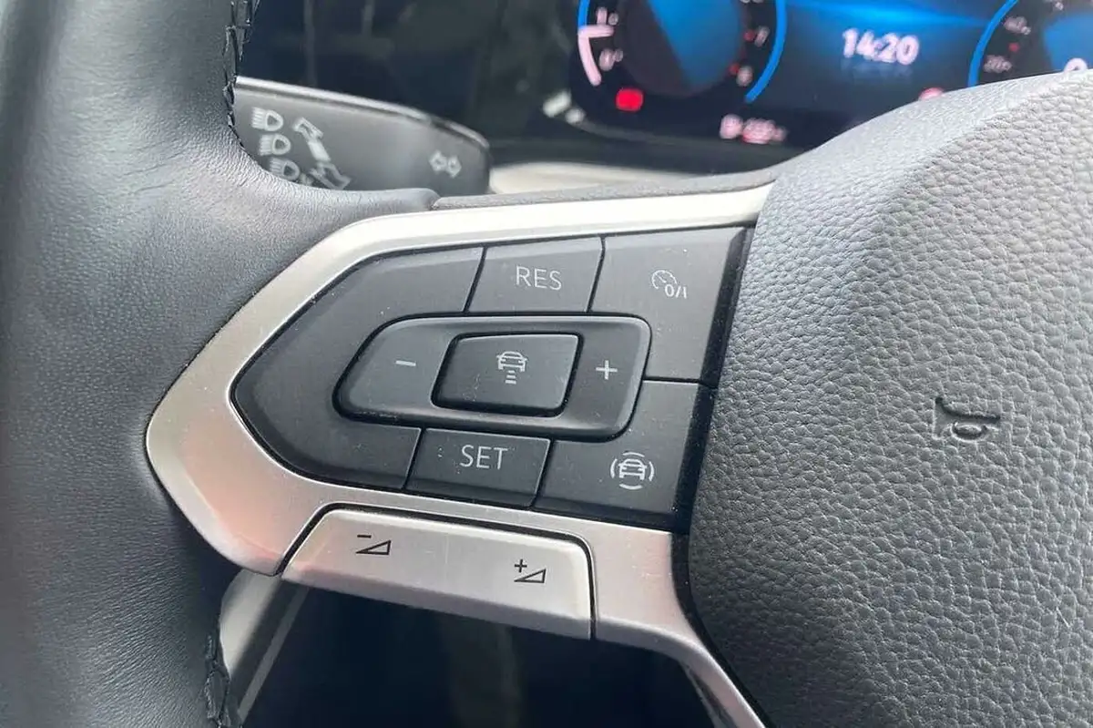 2022-volkswagen-golf-15-tsi-life-130ps-hatchback-big-14