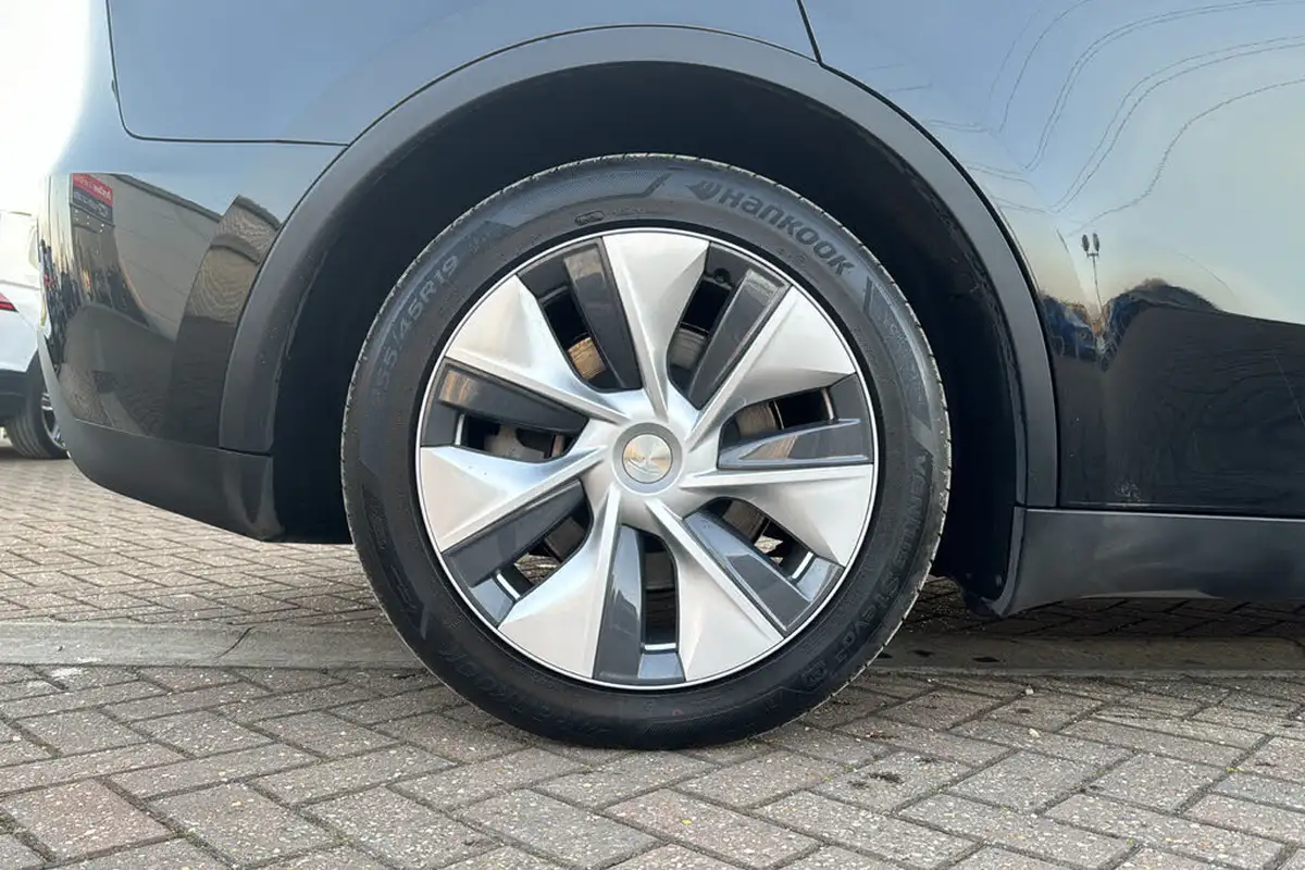 2022-tesla-model-y-e-long-range-big-7