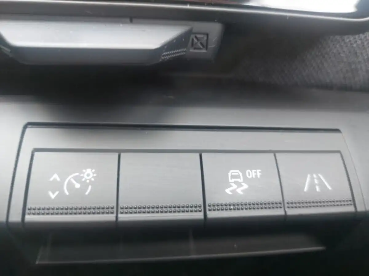 2024-renault-megane-e-tech-e-techno-big-14