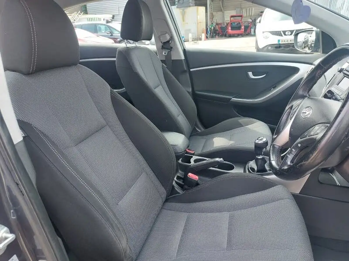 2016-hyundai-i30-16crdi-se-110ps-hatchback-big-13