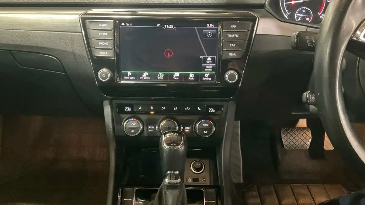 2017-skoda-superb-20tdi-se-l-executive-hatchback-dsg-big-3
