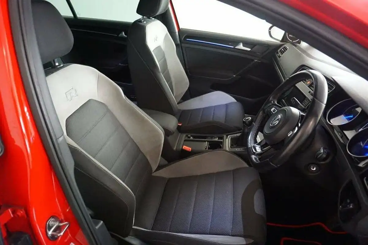 2014-volkswagen-golf-20-tsi-r-5d-big-14