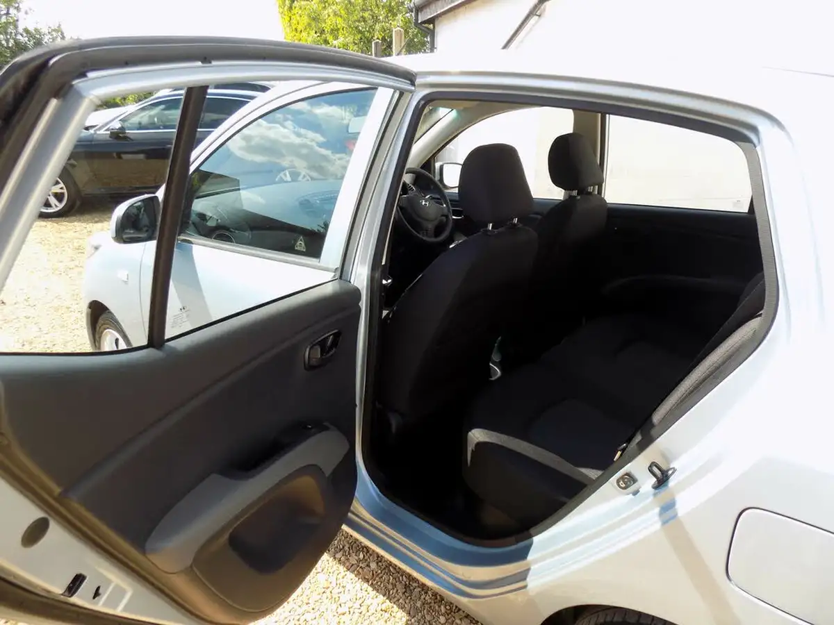 2011-hyundai-i10-12-active-big-19