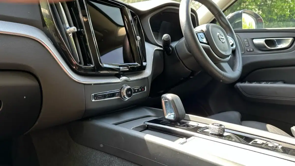 2022-volvo-xc60-20-b5-plus-big-37