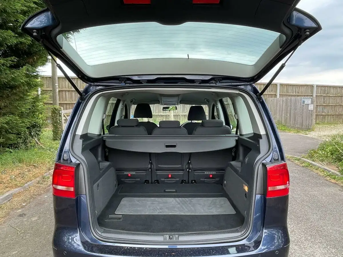 2013-volkswagen-touran-16td-bluemotion-s-tech-ss-big-33