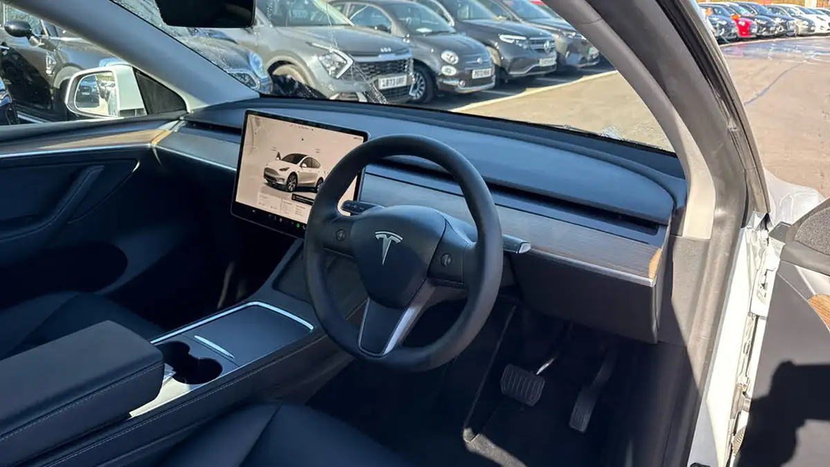 2022-tesla-model-y-e-long-range-big-8