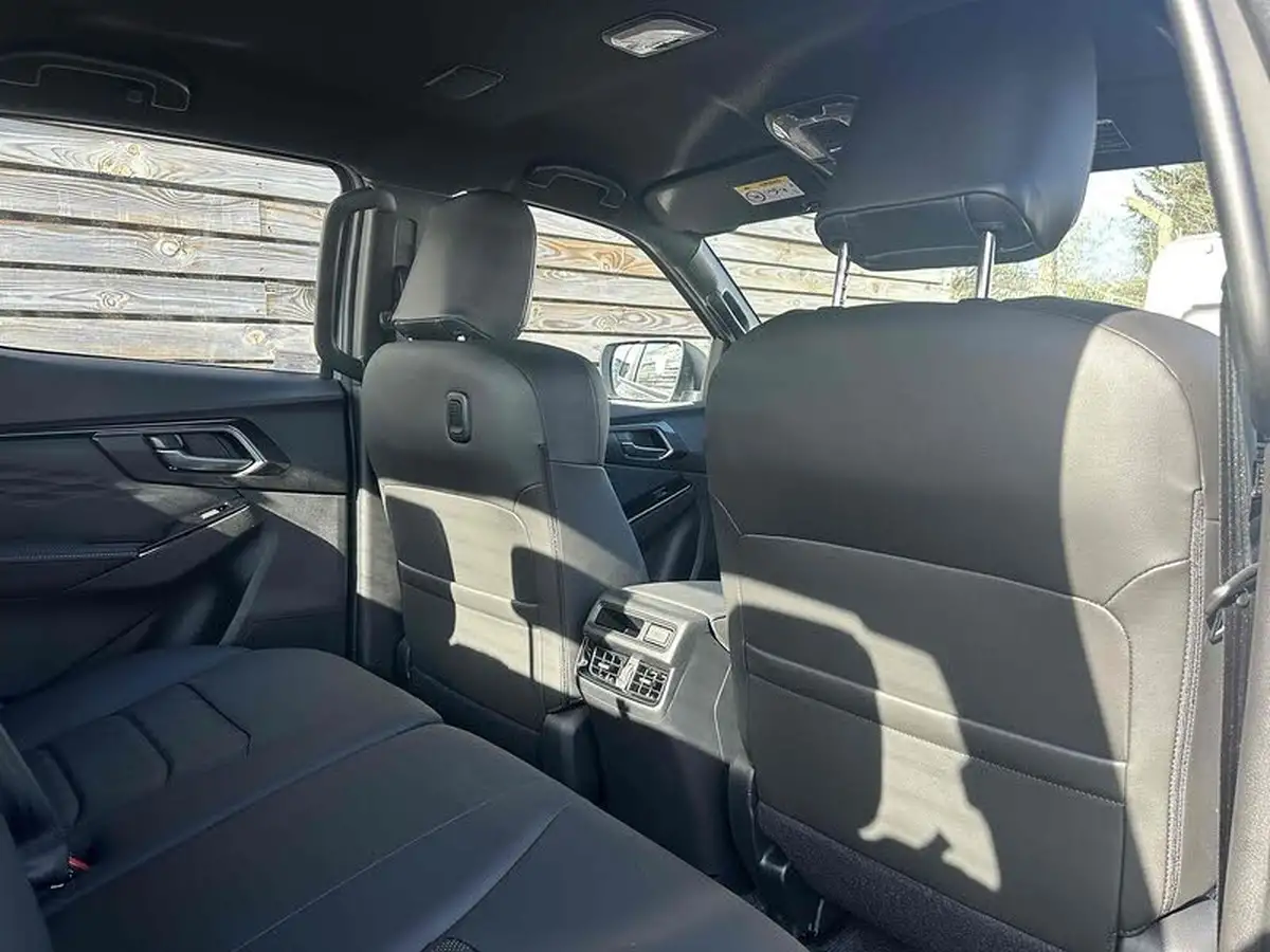 2025-isuzu-d-max-19td-v-cross-steel-edition-auto-big-13