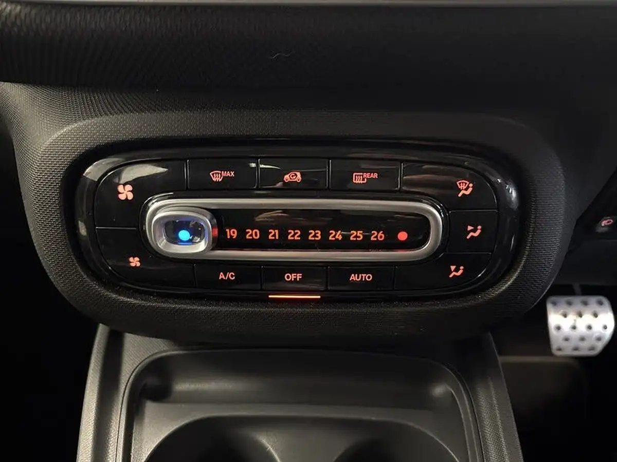 2017-smart-forfour-09-brabus-premium-big-13