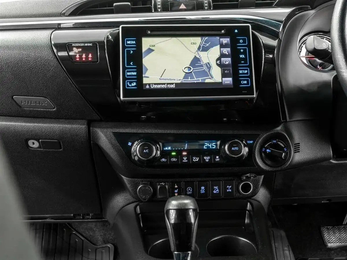 2018-toyota-hi-lux-24d-4d-invincible-at35-32t-auto-big-34