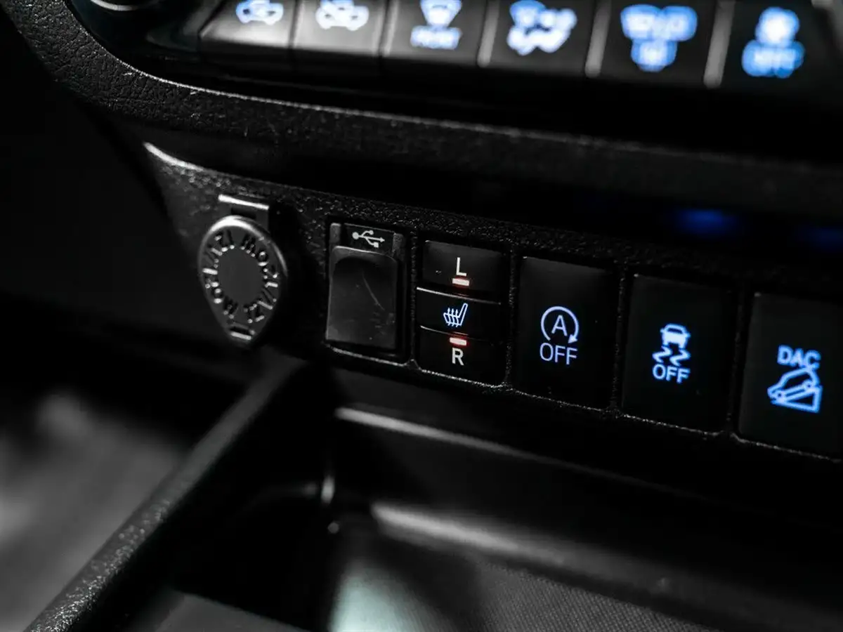 2018-toyota-hi-lux-24d-4d-invincible-at35-32t-auto-big-38