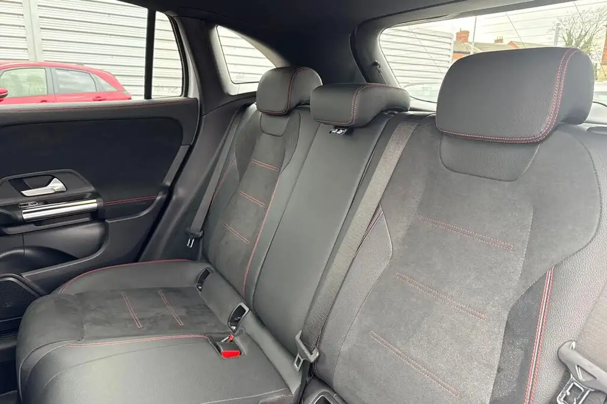 2021-mercedes-benz-gla-class-13-gla-200-amg-line-big-17