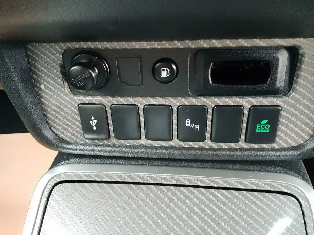 2021-mitsubishi-outlander-24-dynamic-safety-phev-big-17