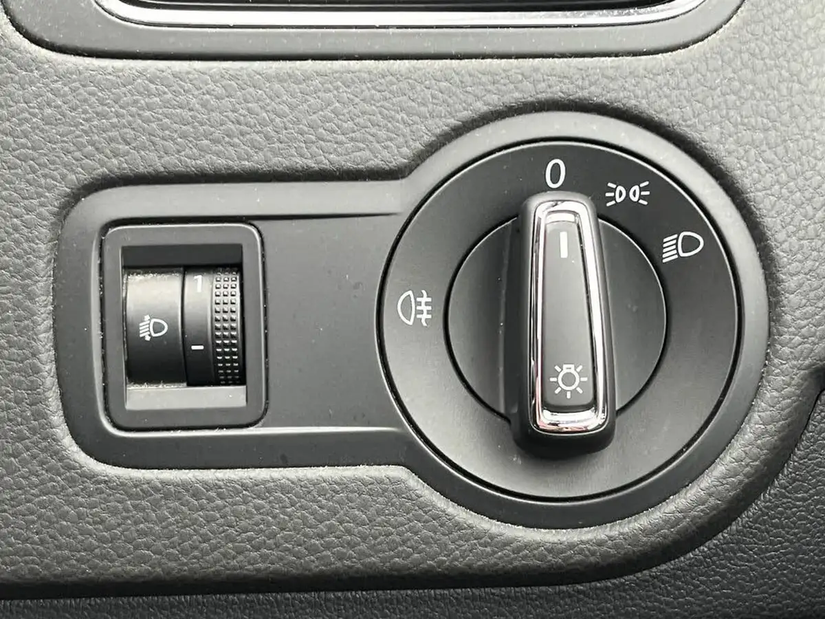 2015-volkswagen-polo-12-tsi-se-5d-big-25