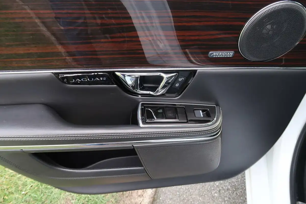 2015-jaguar-xj-series-30td-xj-portfolio-lwb-auto-big-32