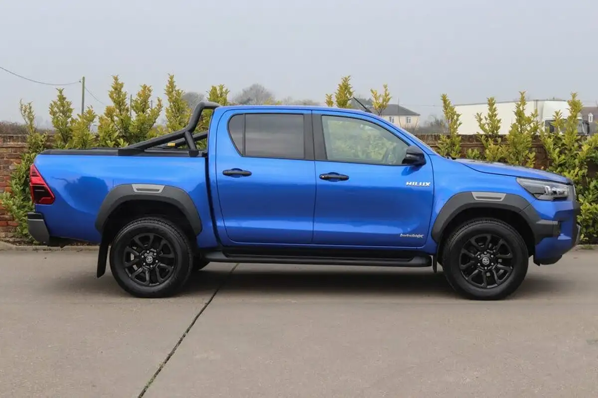 2021-toyota-hi-lux-28d-4d-invincible-x-at35-204hpeu6dt-e-big-12