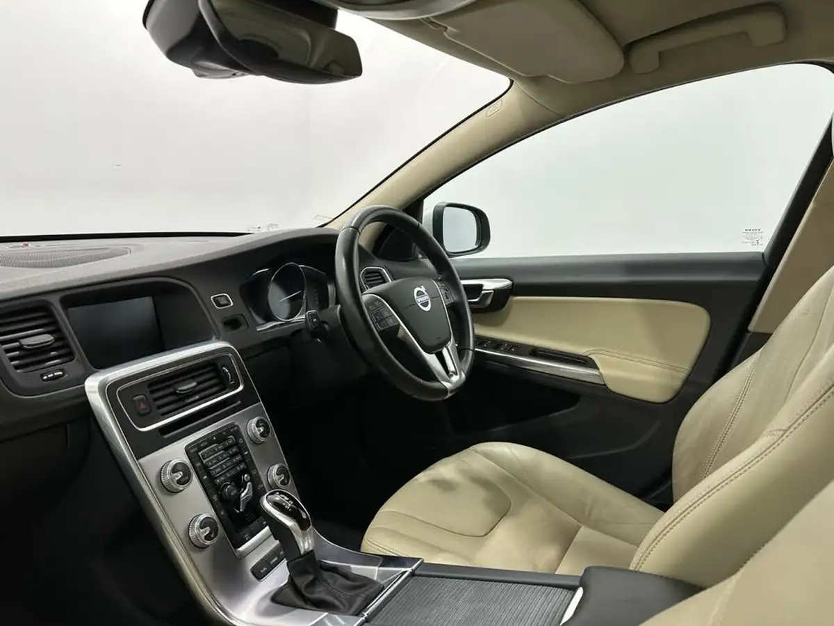 2017-volvo-v60-24td-d6-se-lux-big-28